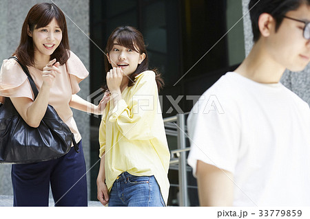 有名人を見かけた女性 33779859