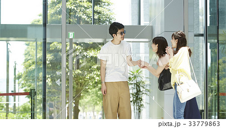 追っかけをするファンの女性 33779863
