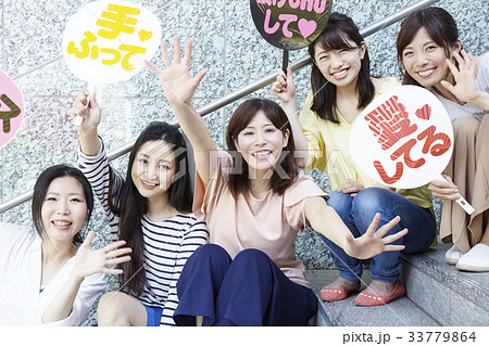 イベントに参加する女性 33779864