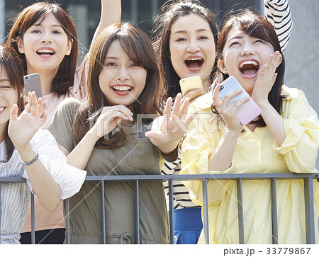 イベントに参加する女性 33779867