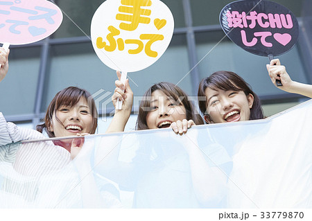 イベントに参加する女性 イベントに参加する女性 33779870