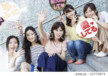 イベントに参加する女性 イベントに参加する女性 33779874