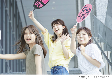 イベントに参加する女性 33779877