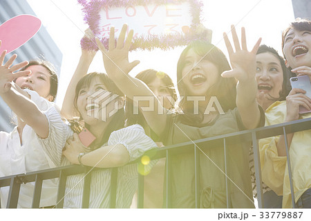 イベントに参加する女性 イベントに参加する女性 33779887