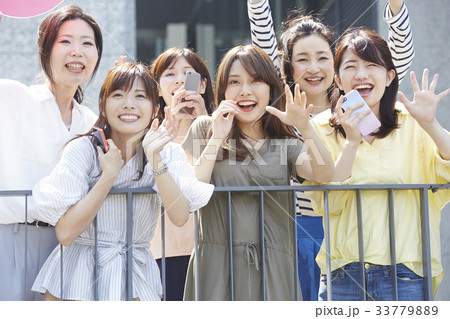 イベントに参加する女性 イベントに参加する女性 33779889