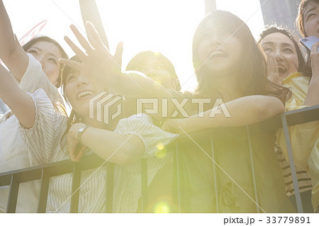 イベントに参加する女性 イベントに参加する女性 33779891