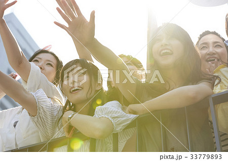 イベントに参加する女性 33779893