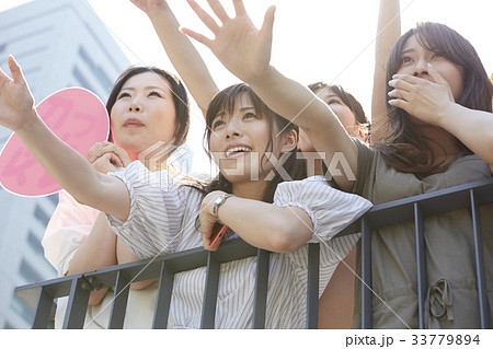 イベントに参加する女性 33779894
