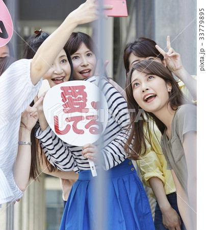 イベントに参加する女性 33779895