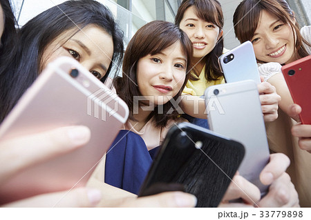 スマホを構える女性たち 33779898