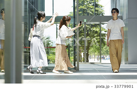 追っかけをするファンの女性 33779901