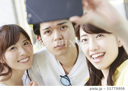 自撮りする男性と女性 自撮りする男性と女性 33779906