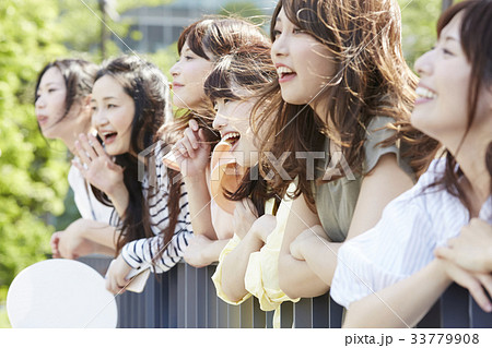 イベントに参加する女性 イベントに参加する女性 33779908