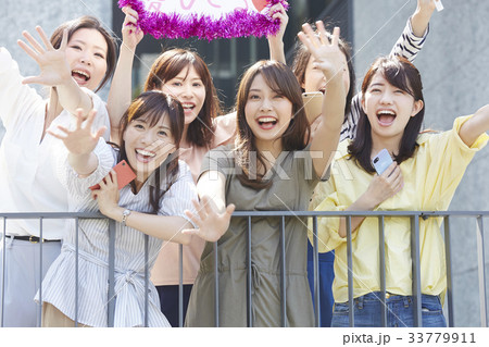 イベントに参加する女性 イベントに参加する女性 33779911