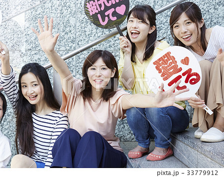 イベントに参加する女性 イベントに参加する女性 33779912