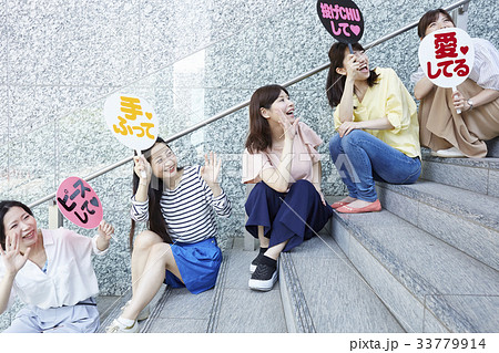 イベントに参加する女性 33779914