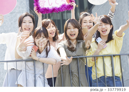 イベントに参加する女性 33779919