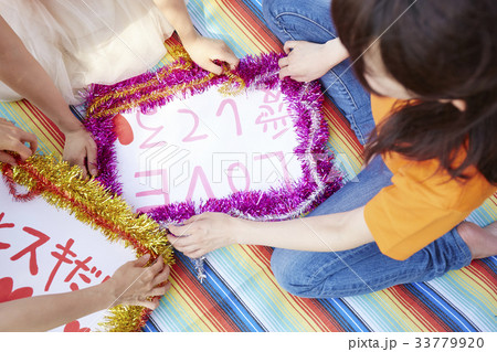 グッズを作る女性 33779920