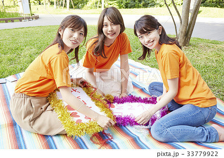 グッズを作る女性 グッズを作る女性 33779922