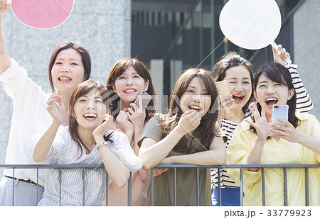 イベントに参加する女性 イベントに参加する女性 33779923
