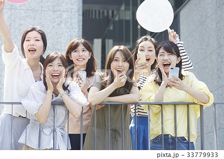 イベントに参加する女性 イベントに参加する女性 33779933