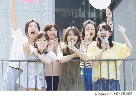 イベントに参加する女性 33779934