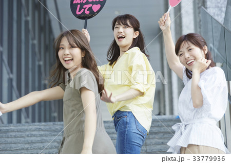 イベントに参加する女性 イベントに参加する女性 33779936