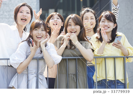 イベントに参加する女性 イベントに参加する女性 33779939