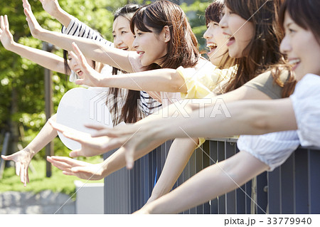 イベントに参加する女性 33779940