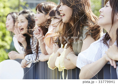イベントに参加する女性 イベントに参加する女性 33779941