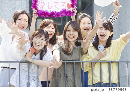 イベントに参加する女性 33779943