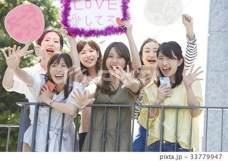 イベントに参加する女性 33779947