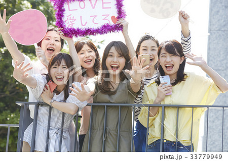 イベントに参加する女性 33779949