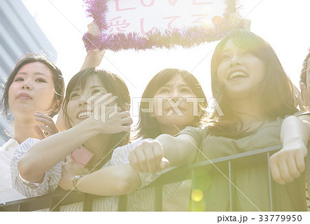 イベントに参加する女性 33779950