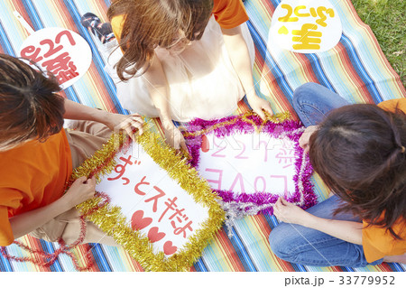 グッズを作る女性 グッズを作る女性 33779952