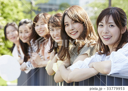 イベントに参加する女性 33779953
