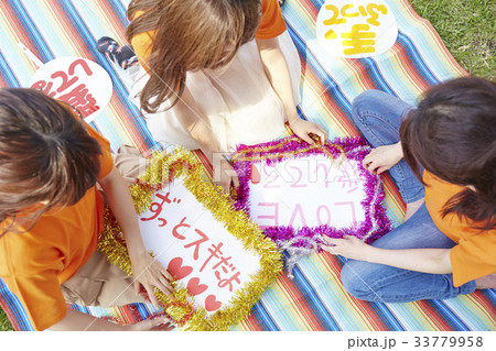 グッズを作る女性 グッズを作る女性 33779958