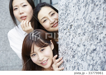 追っかけをするファンの女性 33779961