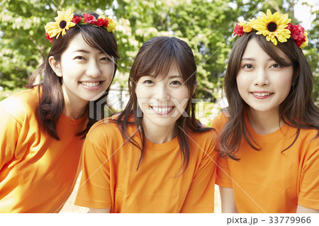 花冠をした女性 花冠をした女性 33779966