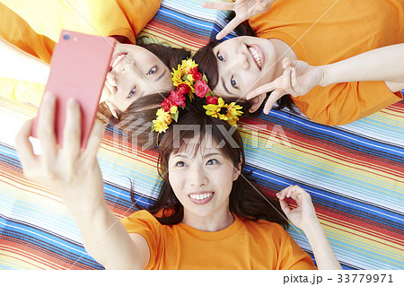 自撮りする女性たち 自撮りする女性たち 33779971