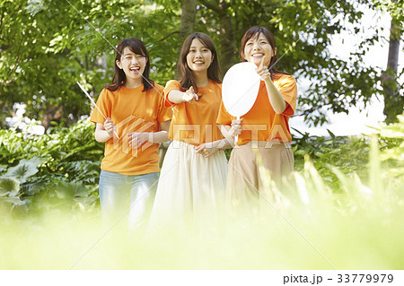 イベントに参加する女性 イベントに参加する女性 33779979