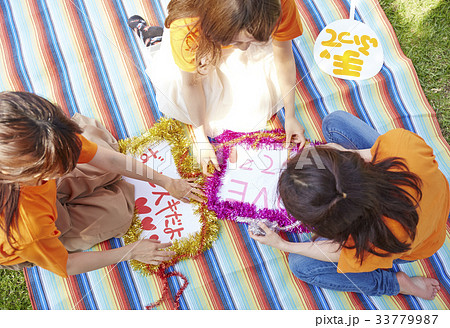 グッズを作る女性 33779987