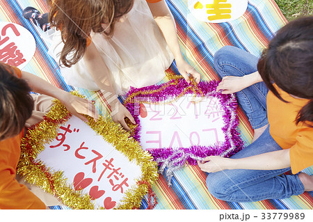 イベントに参加する女性 33779989