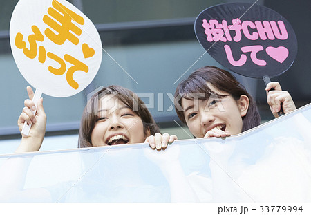 イベントに参加する女性 33779994