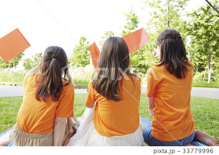 フラッグを持つ女性 フラッグを持つ女性 33779996