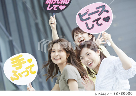 イベントに参加する女性 33780000