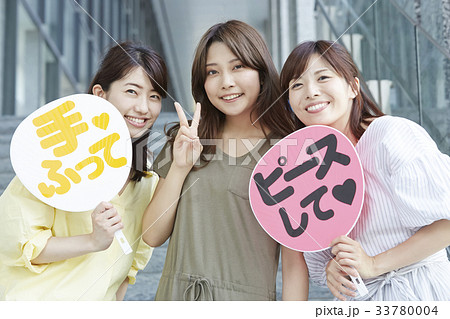 イベントに参加する女性 33780004