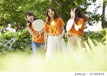 イベントに参加する女性 33780009