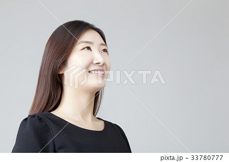 20代 笑顔 微笑 33780777