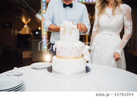 Bride and groom cut wedding cake
Bride and groom cut wedding cake
33781054